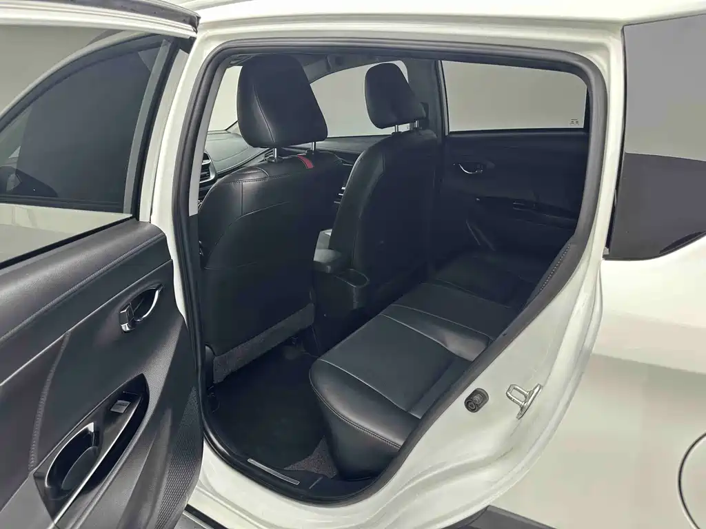 Toyota Yaris L 2023 — фото 12