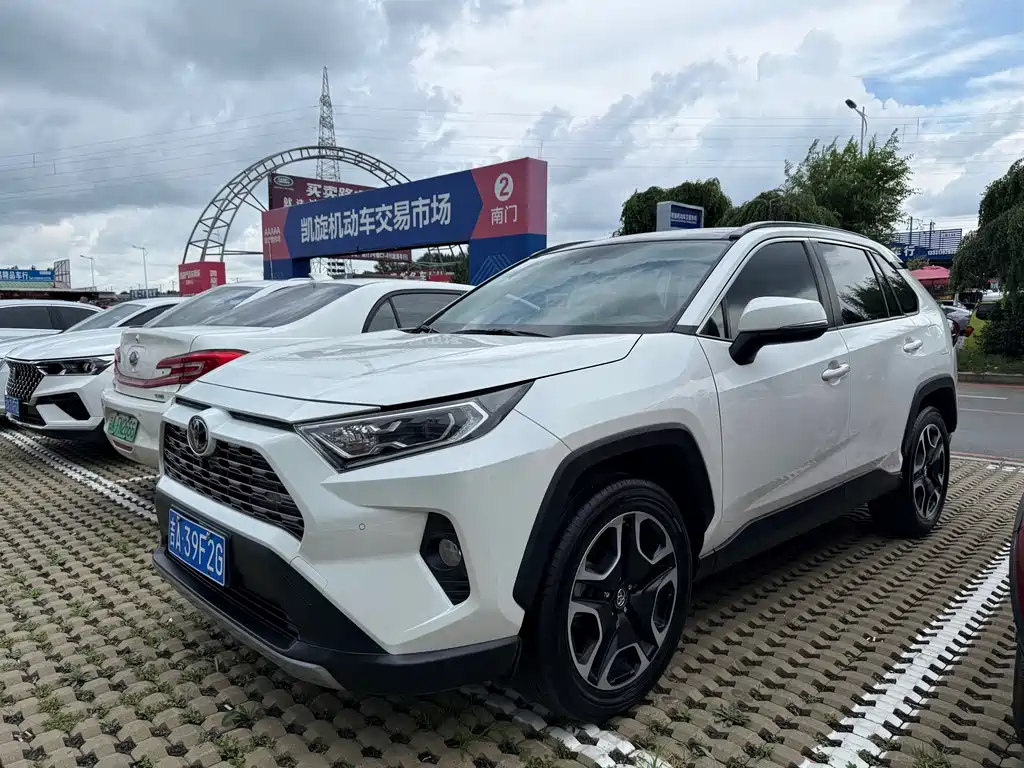Toyota RAV4 2020 — фото 1