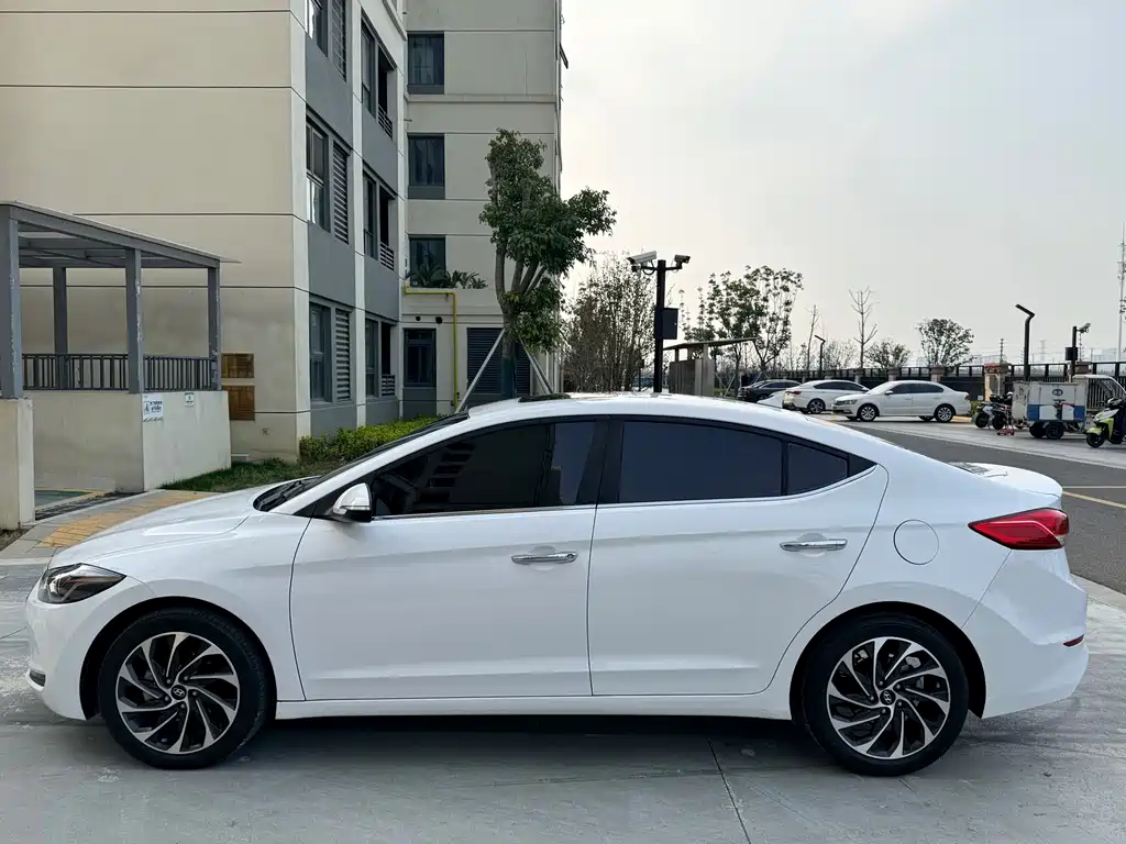 Hyundai Elantra 2020 — фото 14