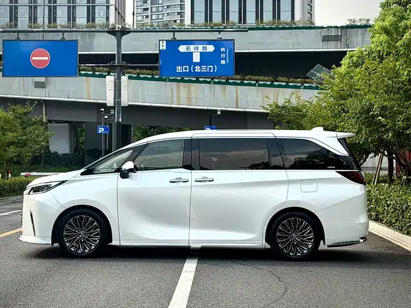 Lexus LM 2026