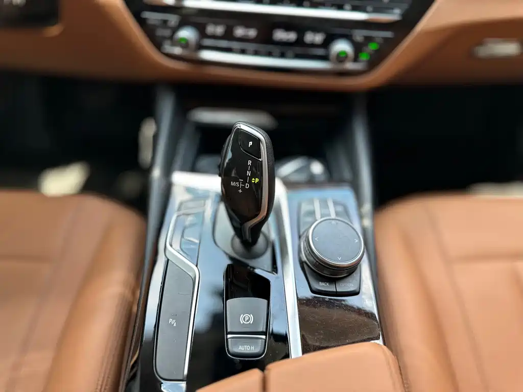 BMW 5 Series 2017 — фото 23