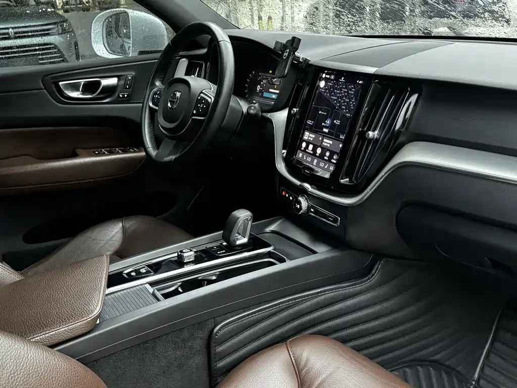 Volvo XC60 2021 — фото 13