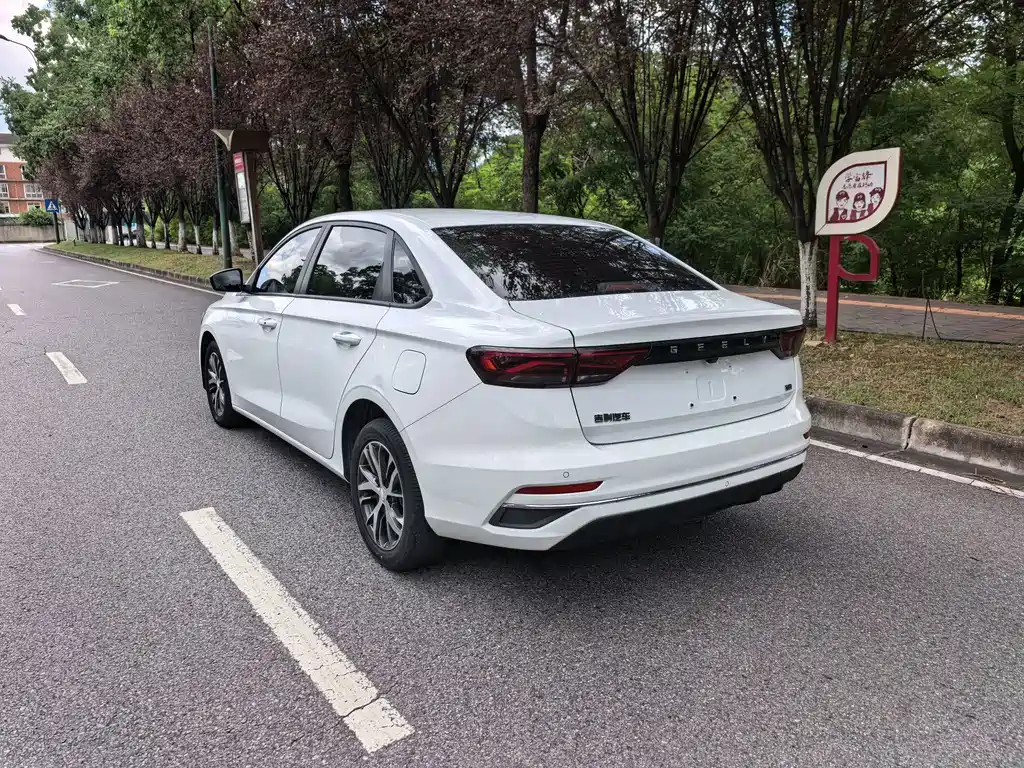 Geely Emgrand 2023