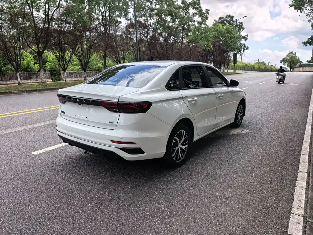 Geely Emgrand 2023