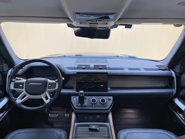 Land Rover Defender 2023