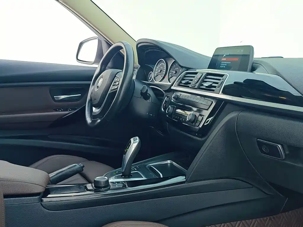 BMW 3 Series 2018 — фото 11
