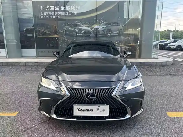 Lexus ES 2020