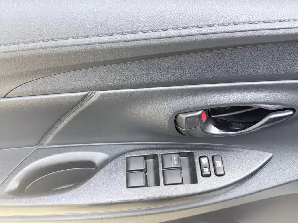 Toyota Yaris L 2023 — фото 10
