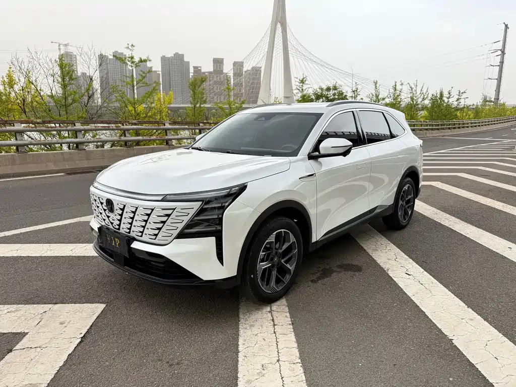 Changan CS75 PLUS 2025 — фото 1