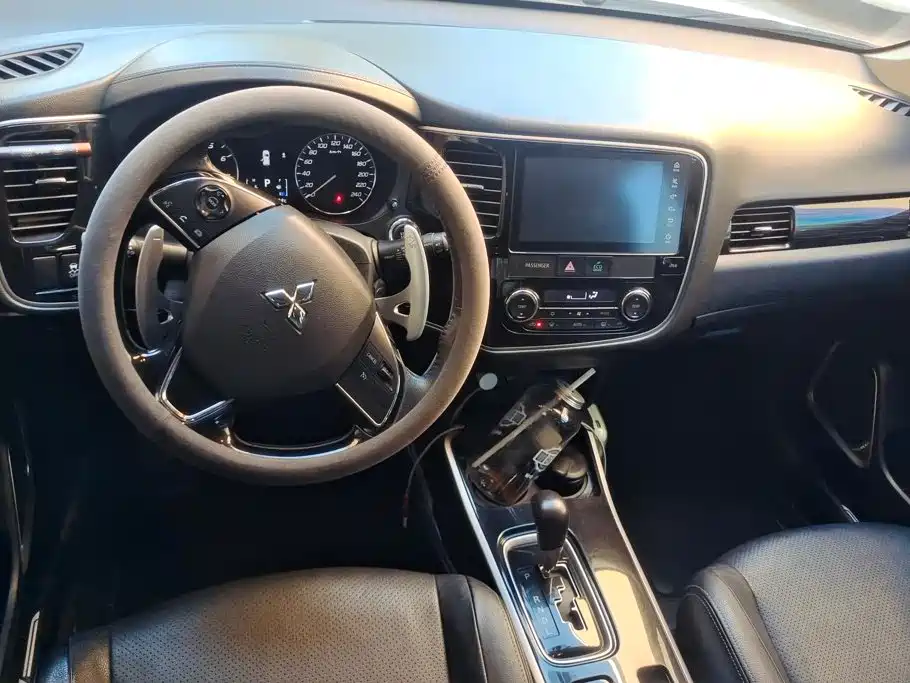 Mitsubishi Outlander 2018 — фото 12