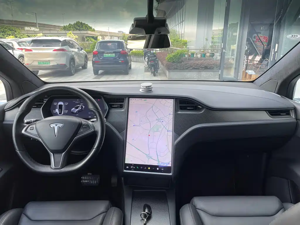 Tesla Model X 2019 — фото 12