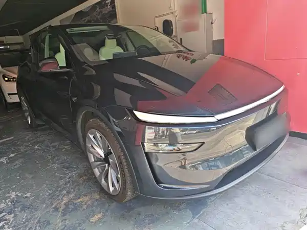 Tesla Model Y 2025