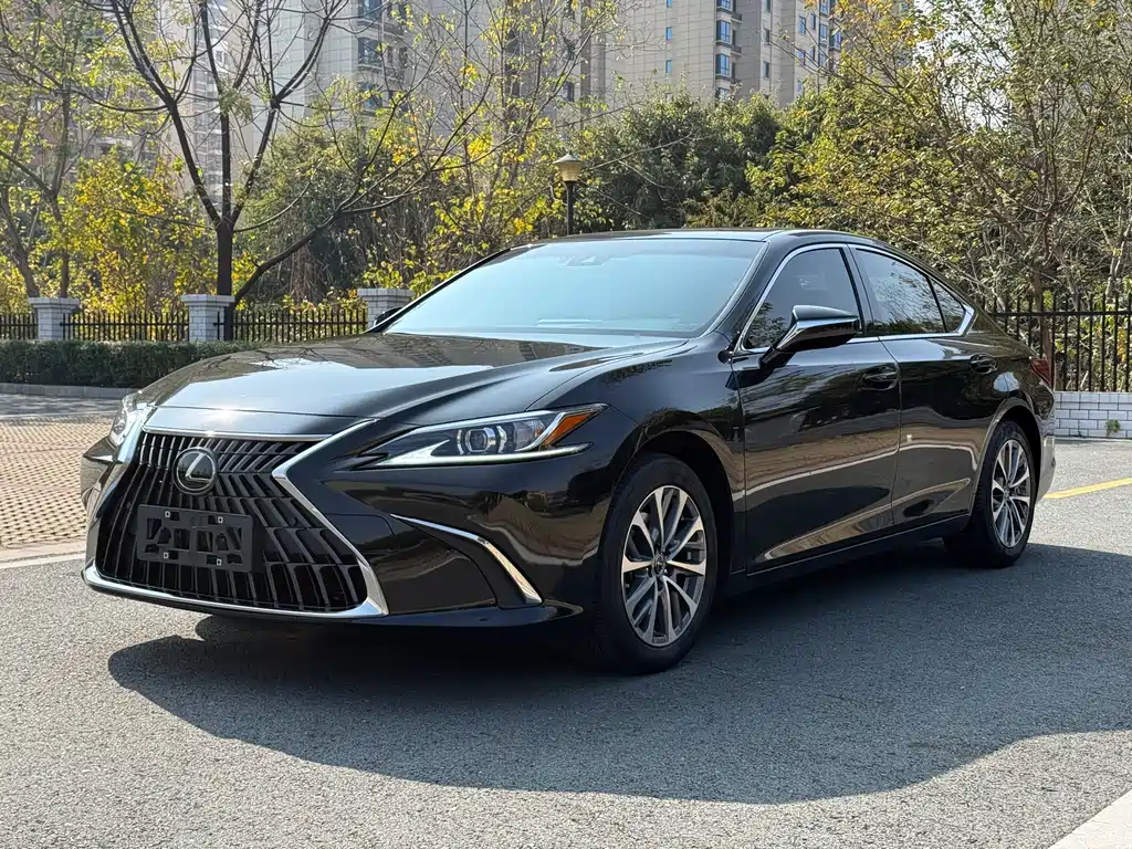 Lexus ES 2022 — фото 1