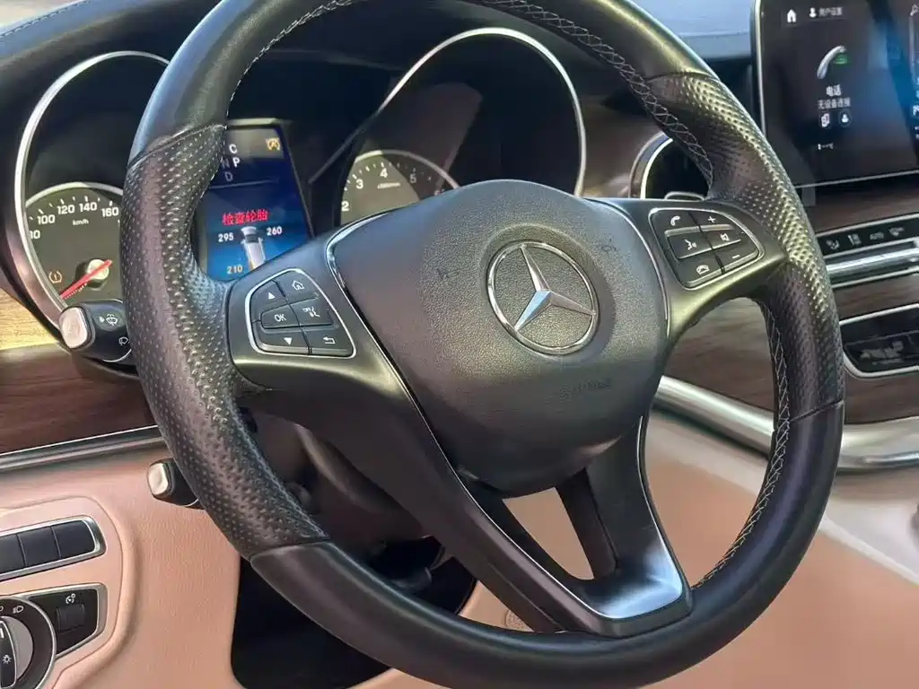 Mercedes-Benz V-Class 2023 — фото 3