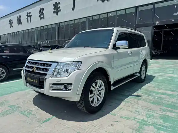 Mitsubishi Pajero 2020