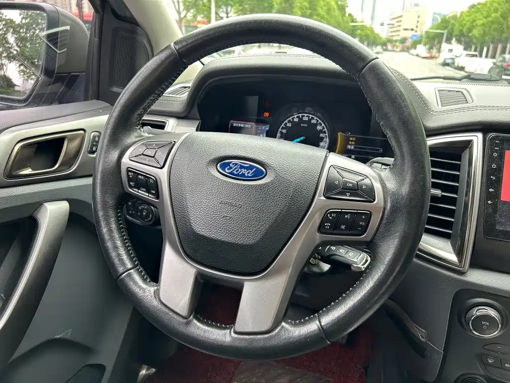 Ford Everest 2016 — фото 16