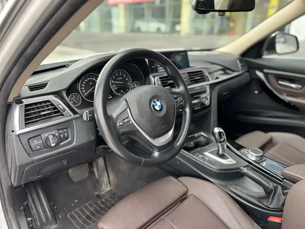 BMW 3 Series 2019 — фото 8