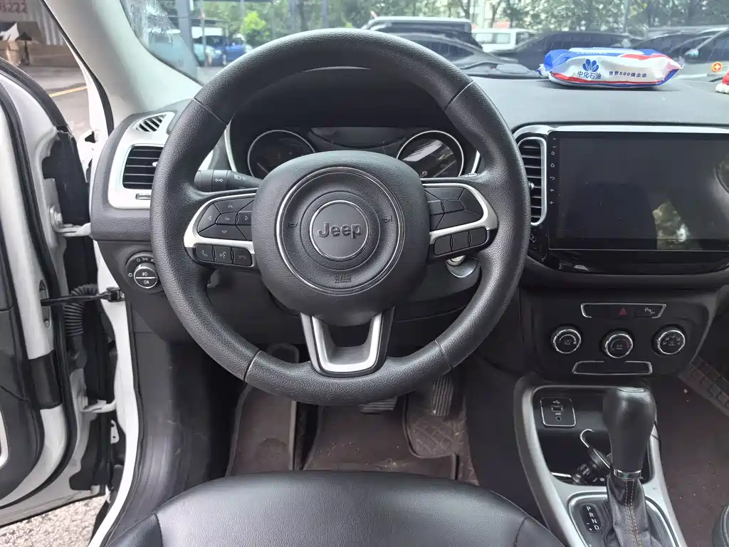 Jeep Compass 2018 — фото 11