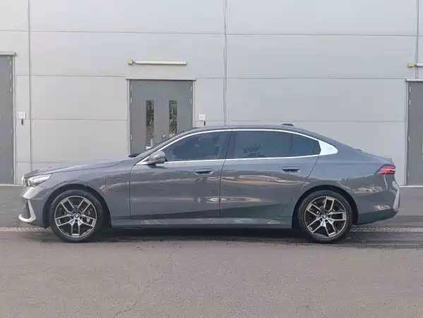 BMW i5 2025