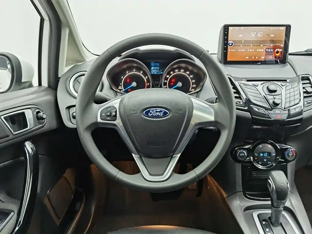 Ford Fiesta 2015 — фото 11
