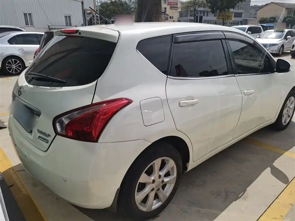 Nissan Tiida 2015 — фото 10