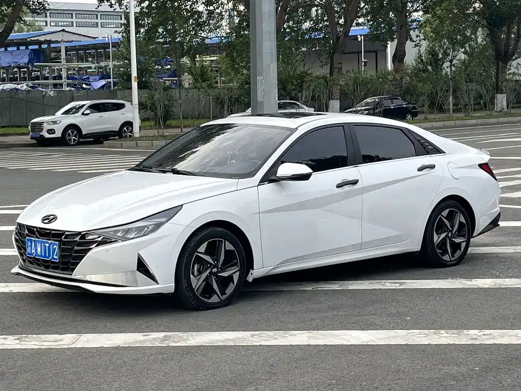 Hyundai Elantra 2022 — фото 1