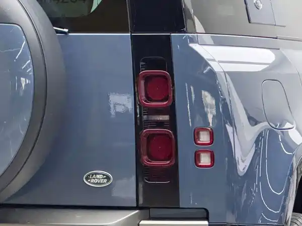 Land Rover Defender 2022