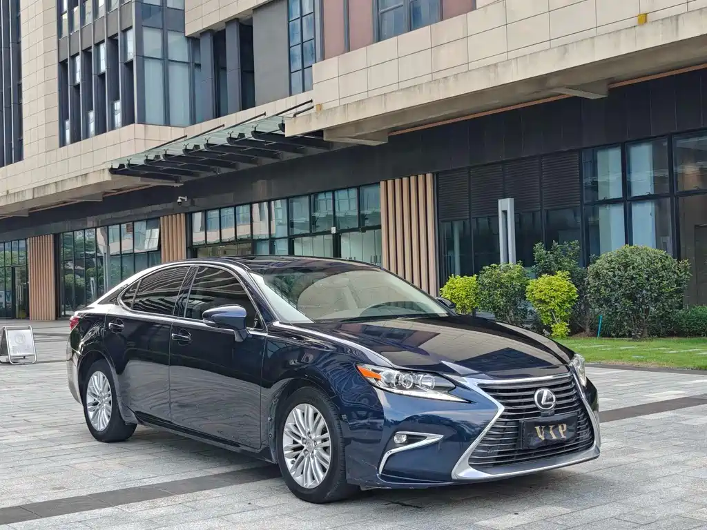 Lexus ES 2017 — фото 1