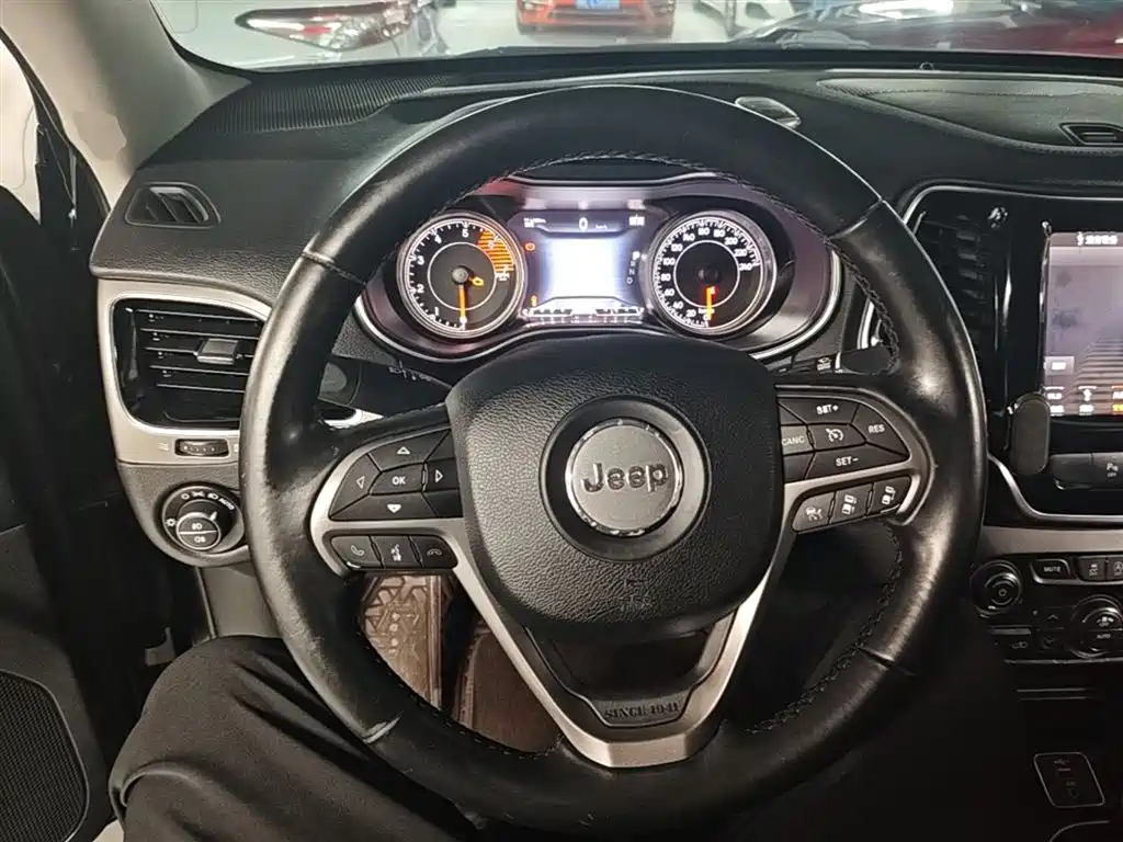 Jeep Cherokee 2019 — фото 11