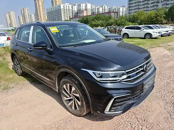 Volkswagen Tiguan L Plug-In Hybrid 2025