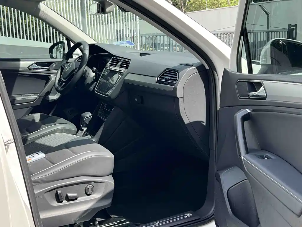 Volkswagen Tiguan L Plug-In Hybrid 2021 — фото 13