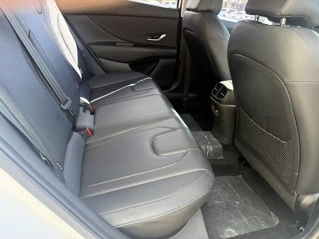 Hyundai Elantra 2023 — фото 18