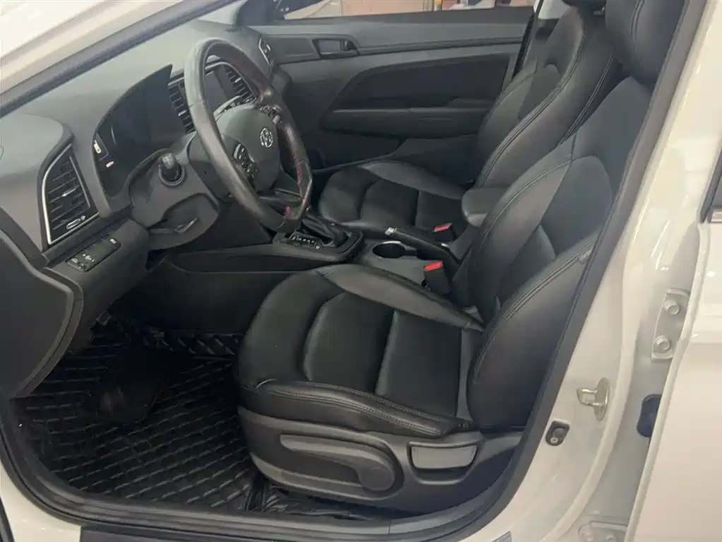 Hyundai Elantra 2019 — фото 13