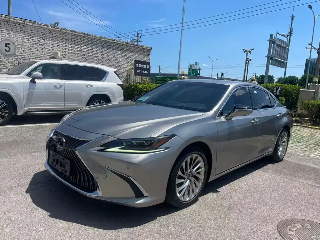 Lexus ES 2019 — фото 1