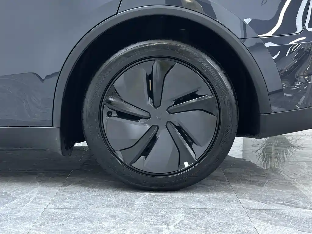 Tesla Model Y 2025 — фото 13