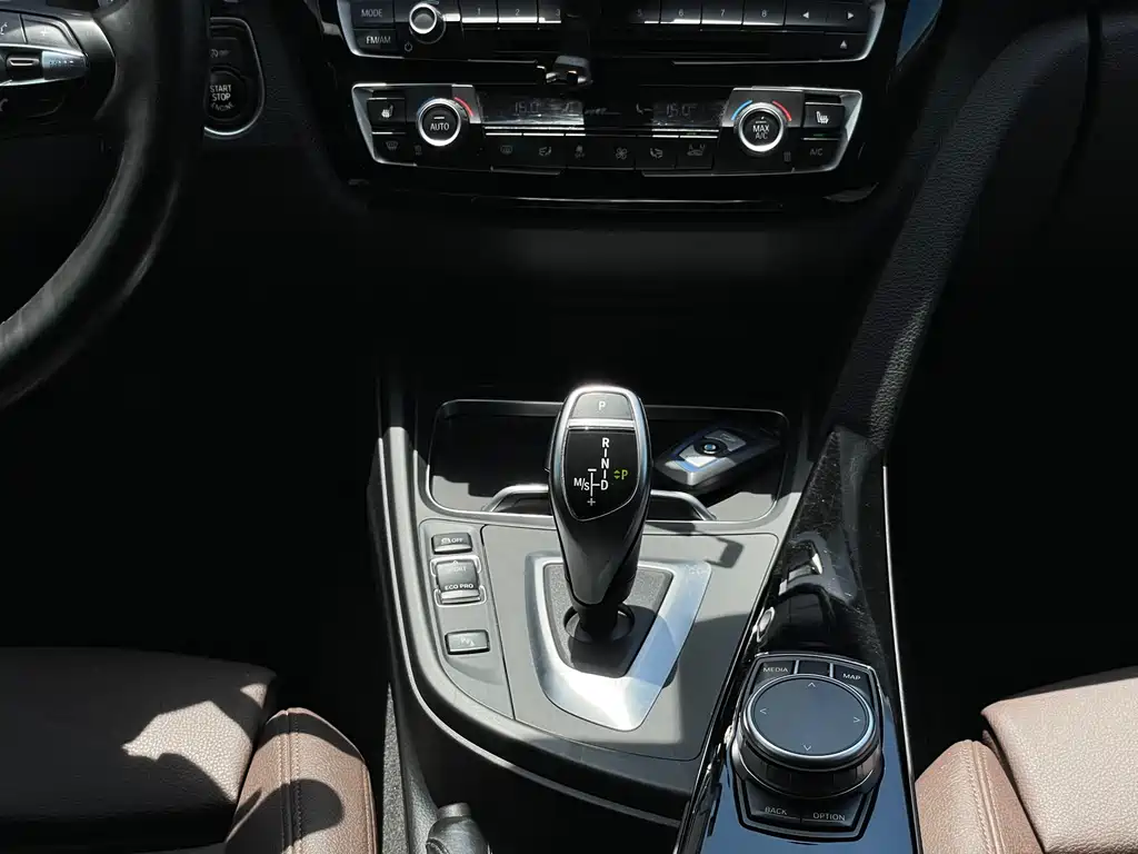 BMW 3 Series 2019 — фото 11