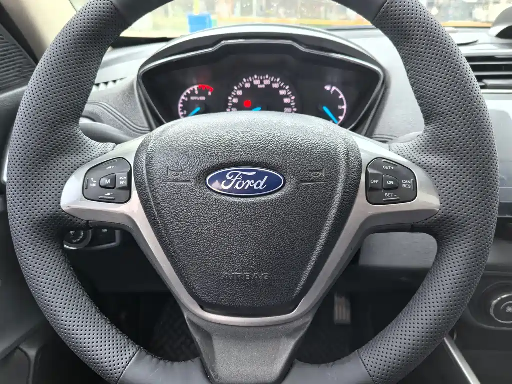Ford Escort 2015 — фото 10