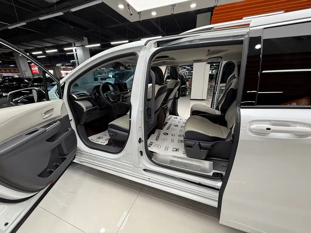 Toyota Sienna 2023 — фото 11