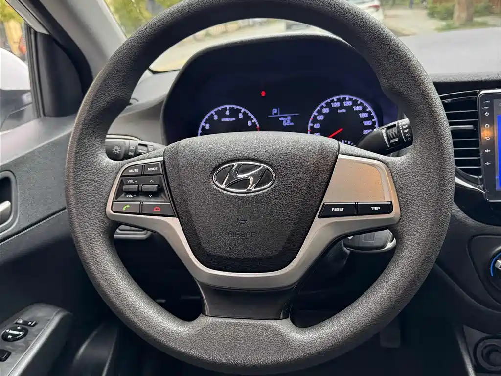 Hyundai Verna 2017 — фото 14