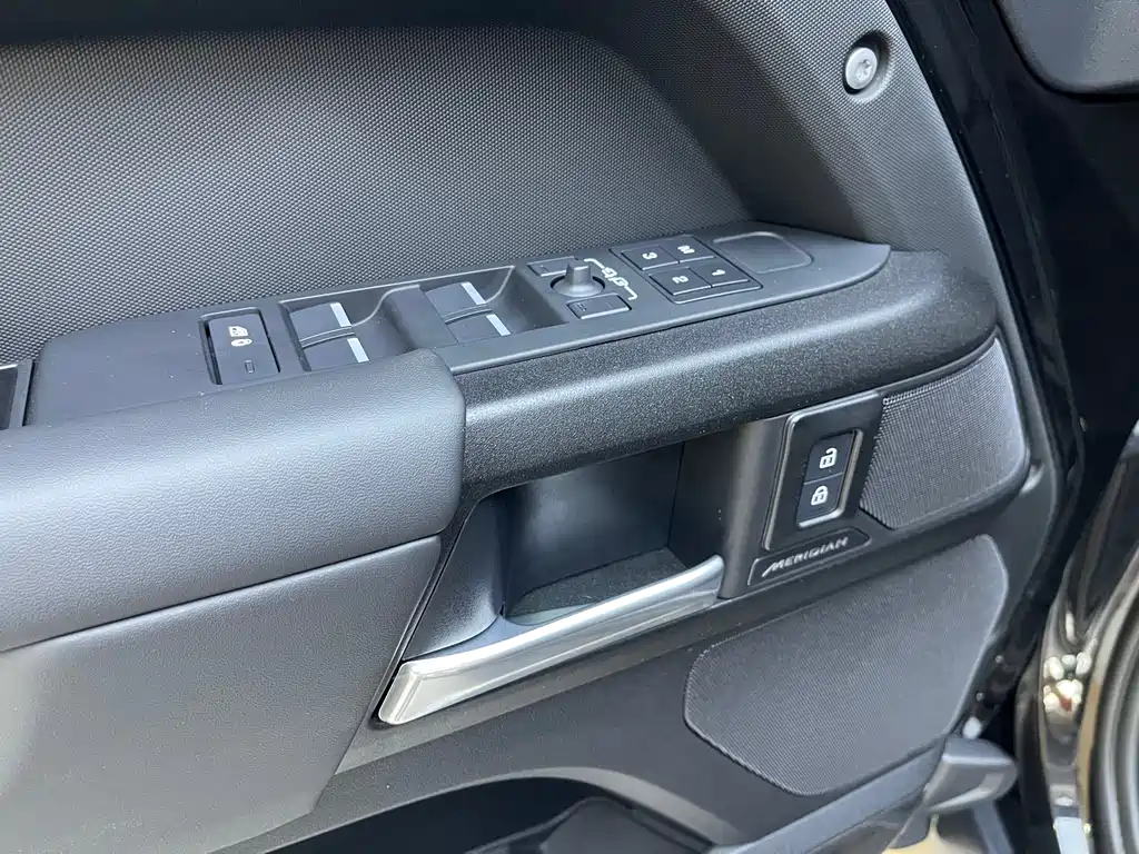 Land Rover Defender 2025 — фото 15