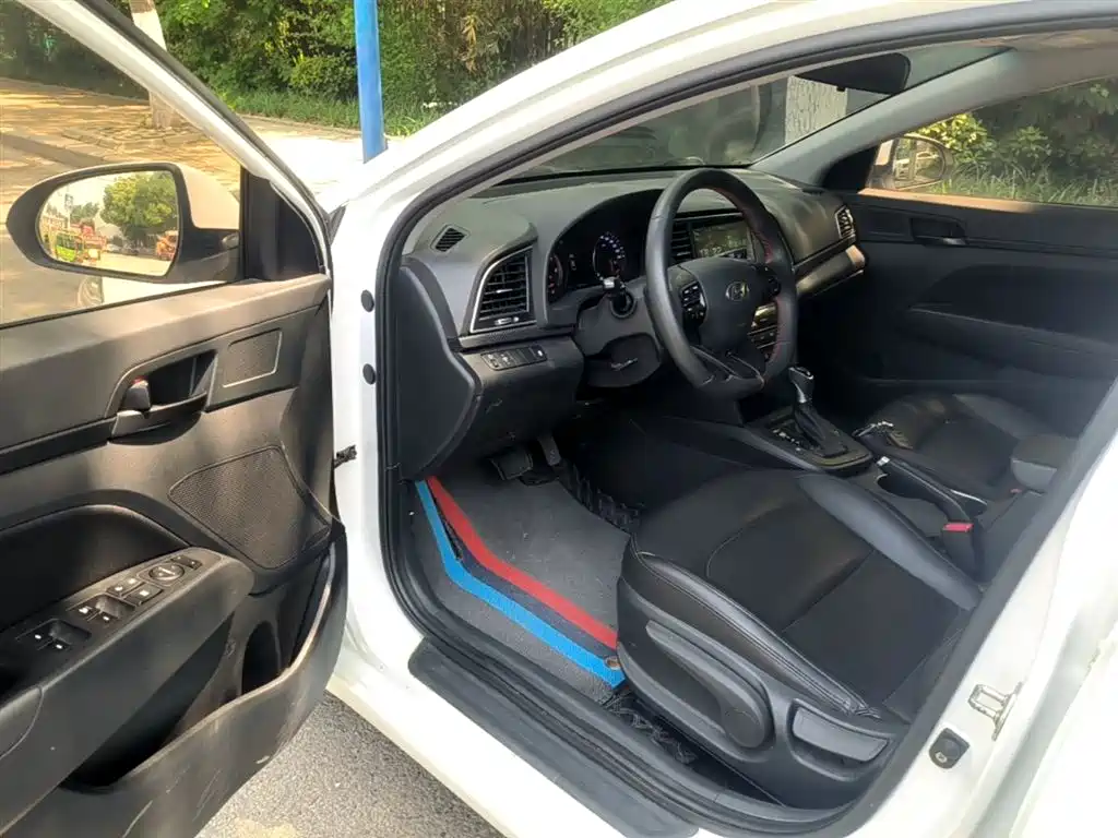 Hyundai Elantra 2019 — фото 16
