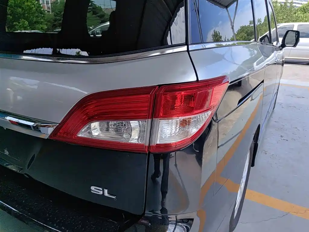 Nissan Quest 2017 — фото 8