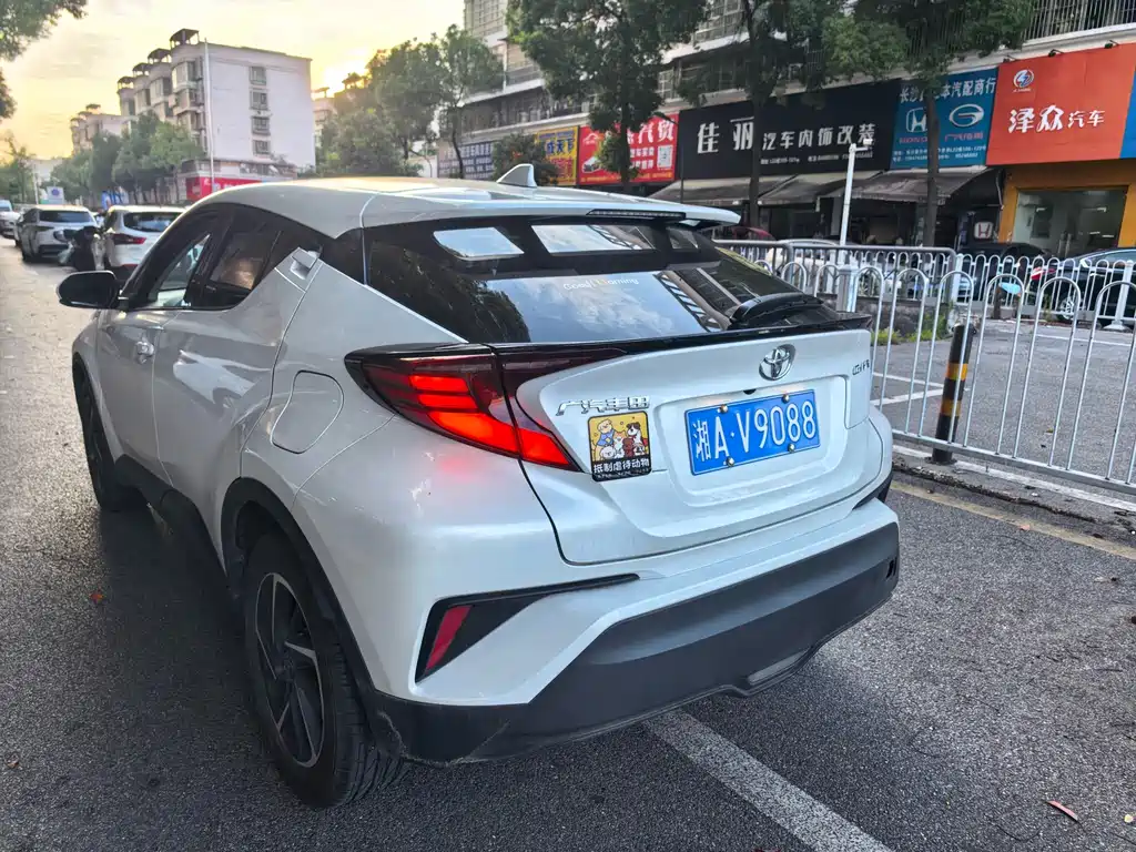 Toyota C-HR 2023 — фото 11