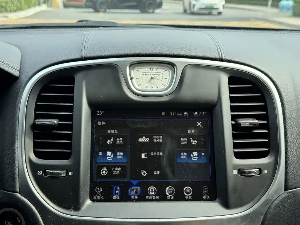 Chrysler 300C 2018 — фото 13
