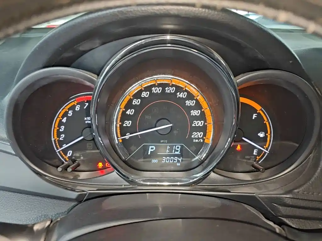 Toyota Yaris L 2023 — фото 12