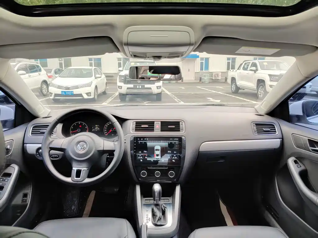 Volkswagen Sagitar 2014