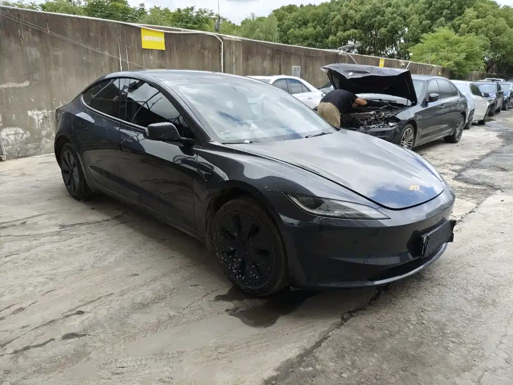 Tesla Model 3 2025 — фото 18