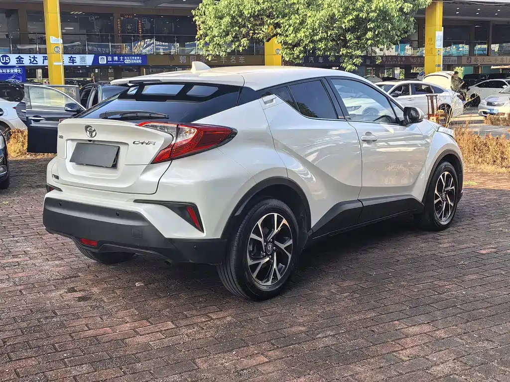 Toyota C-HR 2018 — фото 13