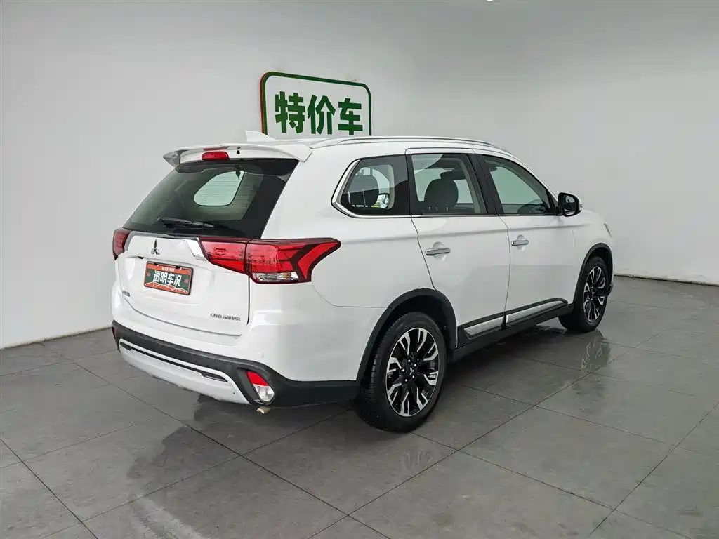 Mitsubishi Outlander 2020 — фото 2