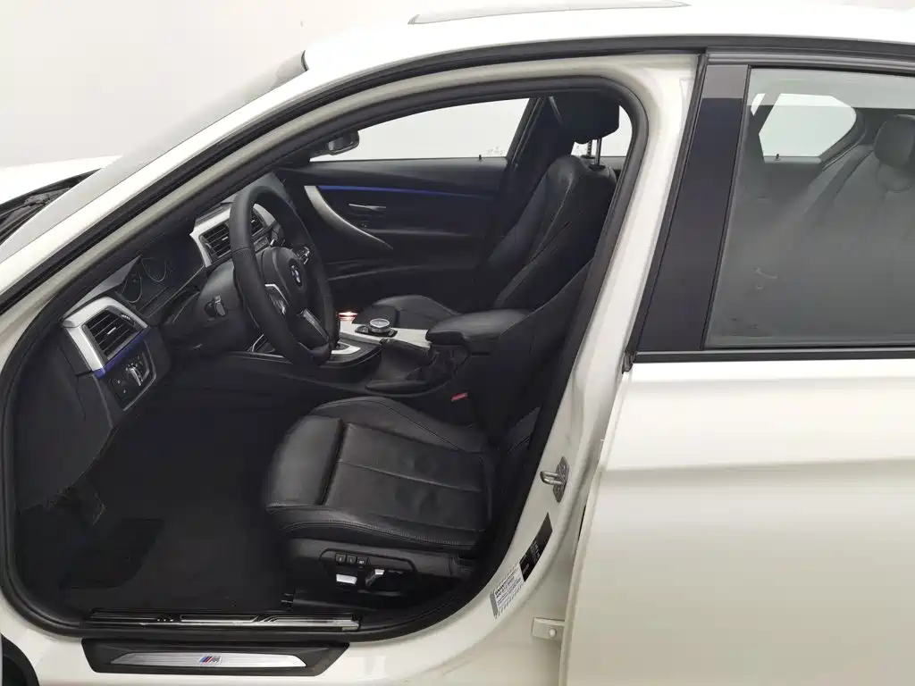 BMW 3 Series 2018 — фото 10